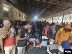 印度北方邦勒克瑙的阿利甘杰政府工业培训学院，工人们正在等待他们的技能测试和面试（美国之音/贾尚杰）