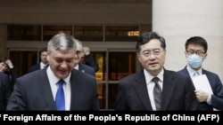 Wakil Menteri Luar Negeri Rusia Andrey Rudenko (kiri) dan Menteri Luar Negeri China Qin Gang berjalan bersama saat melangsungkan pertemuan di Beijing, China, pada 25 Juni 2023. (Foto: Handout/Ministry of Foreign Affairs of the People's Republic of China/AFP)