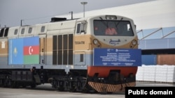 Çinin Sian şəhərinin Qazaxıstan-Çin terminalından keçməklə Bakıya gələn qatar (Məndə: Azərbaycan Prezidentinin Administrasiyası)