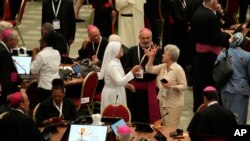 Peserta sesi pembukaan Sidang Umum Sinode Para Uskup ke-16 tiba di Aula Paulus VI di Vatikan, Rabu, 4 Oktober 2023. (AP/Gregorio Borgia)