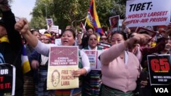 Ratusan warga Tibet memperingati Hari Kebangkitan Nasional Tibet ke 65 melawan China dalam pawai di New Delhi hari Minggu (10/3). 