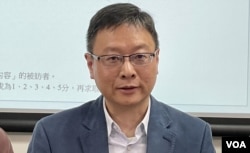 香港浸会大学政治及国际关系学系副教授陈家洛表示，特首李家超及多名身兼人大、政协委员的立法会议员，突然从北京赶返香港出席23条立法联席会议，反映安排是”急就章”， 可能要制造危机感 (美国之音/汤惠芸)