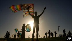 អ្នកស្រុក Kibbutz Kfar Azza បង្ហោះខ្លែង ដែលខ្លះមានដាក់ឈ្មោះជនរងគ្រោះ និងសមាជិកគ្រួសារ ដែលត្រូវបានចាប់ខ្លួនក្នុងអំឡុងការវាយប្រហារថ្ងៃទី៨ ខែតុលា ដោយក្រុមហាម៉ាស នៅទីក្រុង Tel Aviv ប្រទេសអ៊ីស្រាអែល ថ្ងៃទី៩ ខែវិច្ឆិកា ឆ្នាំ២០២៣។