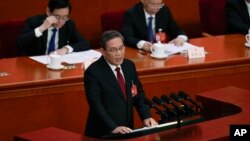 นายกรัฐมนตรีจีน หลี่ เฉียง นำเสนอรายงานต่อที่ประชุมใหญ่ประจำปีของสภาประชาชนจีน ณ หอประชุมใหญ่ประชาชนจีนในกรุงปักกิ่ง วันที่ 5 มีนาคม 2024 