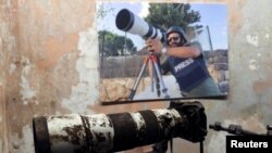 Kamera ya mwandishi Issam Abdallah katika shambulizi lililofanywa na mizinga ya Israel.