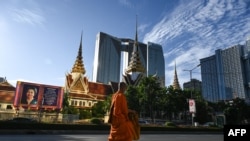 រូបឯកសារ៖ ព្រះសង្ឃមួយអង្គនិមន្តដើរកាត់​អគារ​រដ្ឋសភាជាតិ​នៅរាជធានីភ្នំពេញ កាលពីថ្ងៃទី២៣ ខែមិថុនា ឆ្នាំ២០២៣។