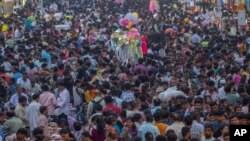 Ljudi se okupljaju na pijaci pred festival Divali u Mumbaju, 5. novembar 2023. (Foto: AP/Rafiq Maqbool)