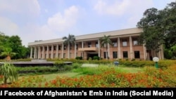 نمای بیرونی سفارت افغانستان در دهلی جدید، پایتخت هند (تصویر از صفحهٔ رسمی فیسبوک سفارت افغانستان در دهلی جدید)