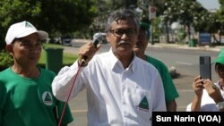 លោក យ៉េង វីរៈ ប្រធាន​គណបក្ស​ប្រជាធិបតេយ្យ​មូលដ្ឋាន​ថ្លែង​សារ​នយោបាយ​មុន​ដង្ហែ​ក្បួន​ឃោសនា​រក​សំឡេងឆ្នោត ក្នុង​រាជធានី​ភ្នំពេញ នៅ​ថ្ងៃទី១០ ខែកក្កដា ឆ្នាំ២០២៣។ (ស៊ុន ណារិន/វីអូអេ)