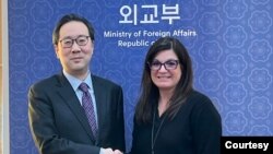 한국을 방문한 리절 프란츠 미 국무부 국제 사이버안보 부차관보가 이준일 한국 외교부 북핵 기획단장과 북한 사이버 위협에 대응하기 위한 미한 공조방안을 논의했다. 사진 = 한국 외교부.