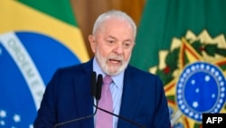 Presiden Brazil Luiz Inacio Lula da Silva berbicara pada konferensi pers di Brasilia, 1 Agustus 2023. (Foto: AFP)
​