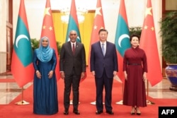 Presiden Maladewa Mohamed Muizzu (kedua dari kiri), istrinya Sajidha Mohamed (kiri), Presiden China Xi Jinping (kedua dari kanan) dan istrinya Peng Liyuan berpose pada upacara penyambutan di Balai Besar Rakyat China di Beijing, 10 Januari 2024.. (CNS / AFP)