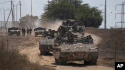 ក្បួន​​យានយន្ត​បំពាក់​ដោយ​​អាវុធ ដែល​រួម​មាន​រថពាស​ដែក​ផង ត្រូវ​គេ​ឃើញ​បើក​សំដៅ​ទៅ​តំបន់​ព្រំដែន Gaza នៅ​ភាគ​ខាង​ត្រូវ​ប្រទេស​អ៊ីស្រាអែល​ កាល​ពី​ថ្ងៃអាទិត្យ​ទី​១៥ ខែ​តុលា ឆ្នាំ​២០២៣។ 