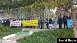 تجمع داروسازان در مقابل استاتداری در مشهد