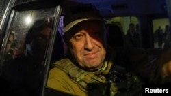 瓦格纳雇佣军集团首领普里戈津乘车离开俄罗斯罗斯托夫南部军区司令部。（2023年6月24日）