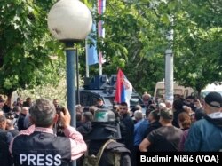 Građani opkolili vozilo kosovske policije ispred opštine Zvečan, 29. maj 2023.