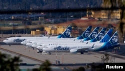 Sejumlah pesawat milik Alaska Airlines terparkir di pinggiran bandara di San Diego, California, pada 18 Januari 2024 di saat penyelidikan terhadap pesawat Boeing 737 Max berlangsung. (Foto: Reuters/Mike Blake)