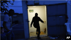 در پی حملات تروریستی به اسرائیل شهروندان به پناهگاه می‌روند.