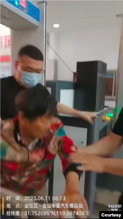 住在江苏金坛的杨丽和母亲许冬青(中)今年6月打算前往北京的国家信访局上访时，但一到当地的汽车客运站就遭派出所人员的拦截，不准他们上车去北京。(照片提供: 杨彩英)