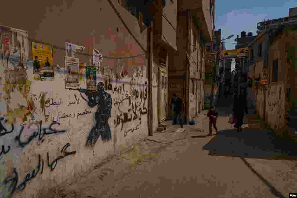 Empty streets with Fatah and Hamas posters are seen in the Am'ari refugee camp in Ramallah, West Bank, Oct. 18, 2023. (Yan Boechat/VOA)