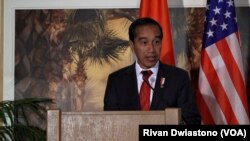 Presiden Joko Widodo memberikan kuliah umum di Universitas Stanford, Amerika Serikat, Rabu (15/11). (Foto: VOA/Rivan)