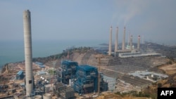 FILE - Pembangunan di PLTU Suralaya di Cilegon, Provinsi Banten, 31 Oktober 2023. (Ronald SIAGIAN / AFP) 