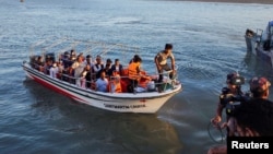 Beberapa pengungsi Muslim Rohingya dan pejabat Bangladesh di atas kapal kembali setelah mengunjungi Negara Bagian Rakhine Myanmar sebagai bagian dari upaya mendorong repatriasi sukarela mereka, di Teknaf, Cox's Bazar, Bangladesh, 5 Mei 2023. (Foto: Reuters)