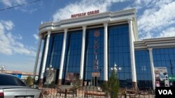 Sebuah mal yang berdiri di wilayah Khujand, Tajikistan, dalam foto yang diambil pada 4 September 2023. Mal tersebut telah menjadi pusat perdagangan di mana pedagang dari negara tetangga datang untuk mendapatkan barang-barang asal China. (Foto: VOA/Navbahor Imamova)