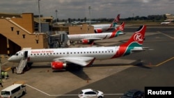 Les avions de Kenya Airways sont vus à travers une fenêtre alors que l'aéroport international de Jomo Kenyatta rouvre après que les vols ont été suspendus à la suite de l'épidémie de la maladie de Coronavirus (Covid-19) à Nairobi, Kenya le 1er août 2020. (Reuters / Njeri Mwangi)