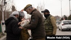 Polisi di wilayah Jammu dan Kashmir memeriksa warga di area Wazir Bagh, Srinagar, pada 5 Maret 2024, menjelang kedatangan Perdana Menteri Narendra Modinke wilayah tersebut. (Foto: VOA/Wasim Nabi)