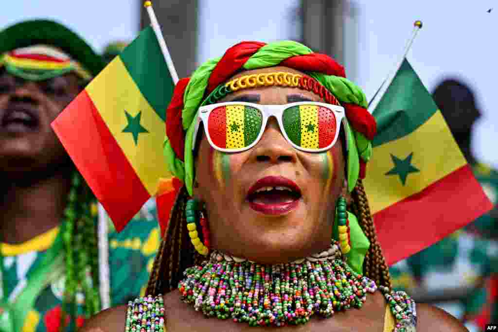 Une supportrice sénégalaise avant le match de football du groupe C de la Coupe d&#39;Afrique des Nations (CAN) 2024 entre la Guinée et le Sénégal au Stade Charles Konan Banny à Yamoussoukro le 23 janvier 2024.