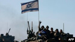 ទាហាន​អ៊ីស្រាអែល​ប្រមូល​ផ្តុំ​គ្នា​នៅ​លើ​រថក្រោះ​មួយ​ បន្ទាប់​ពី​ធ្វើ​ប្រតិបត្តិការ​នៅ​តំបន់​ហ្កាហ្សា​ប្រឆាំង​ក្រុម​ហាម៉ាស់ កាលពីថ្ងៃទី១៥ ខែមករា ឆ្នាំ២០២៤។ 