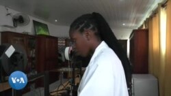 La fabrication de pièces d'échec au Ghana pour développer les communautés