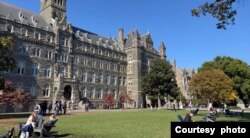 Gedung Healy Hall yang menjadi salah satu lokasi syuting film "The Exorcist" tahun 1973 (dok: VOA)