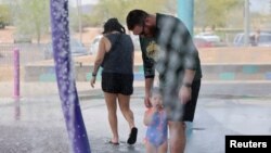 지난 16일 미국 애리조나주 피닉스 시내 워터파크 방문객들이 더위를 식히고 있다.