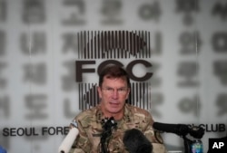 앤드루 해리슨 유엔군사령부 부사령관이 24일 한국 서울에서 외신 브리핑을 하고 있다.