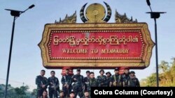 จนท.กองกำลังปลดปล่อยชาติกะเหรี่ยง (KNLA) และสหภาพแห่งชาติกะเหรี่ยง (KNU) ร่วมถ่ายภาพกับป้ายเมืองเมียวดี