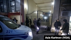 Akif Qurbanovun evində axtarış aparılarkən.