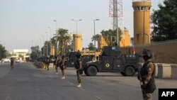 바그다드 주재 미국 대사관 앞에서 이라크 대테러 병력이 경계 근무를 하고 있다. (자료사진)