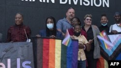 En Namibie, l'homosexualité est encore illégale, même si dans les faits, la loi sur la sodomie de 1927 est aujourd'hui rarement appliquée.