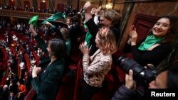 4일 파리 외곽 베르사유궁전에서 열린 프랑스 상·하원 합동회의에서 헌법개정안 가결 선포 직후 의원들이 환호하고 있다.