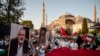 Waandamanaji wanaowaunga mkono Wapalestina wakilaani mauaji ya kiongozi wa Hamas Ismail Haniyeh, huko katika viwanja vya Hagia Sophia Square, Istanbul, Aug. 3, 2024.