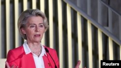 Нејзиното доаѓање во Скопје се поклопува со стравувањата за можно одвојување на Македонија од Албанија во европскиот пакет.     