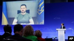 Presiden Ukraina Volodymyr Zelenskyy menghadiri secara virtual Konferensi Pemulihan Ukraina pekan ini, dengan PM Inggris Rishi Sunak sebagai tuan rumah di London (21/6). 