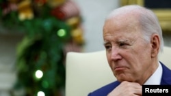 조 바이든 미국 대통령이 지난달 30일 백악관 오벌오피스(대통령 집무실)에서 주앙 로렌수 앙골라 대통령과 회담 중 발언을 듣고 있다.
