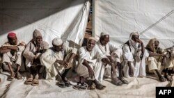 Wanaume wa Kisudani waliokimbia vita, wakiwa kwenye msitari wakisubiri msaada wa fesha taslimu katika kambi ya wakimbizi huko Renk February 15, 2024.Picha na LUIS TATO / AFP. 