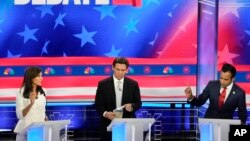 রিপাবলিকান দলের মনোনয়নপ্রার্থী জাতিসংঘের সাবেক দূত নিকি হ্যালি, ফ্লোরিডার গভর্নর রন ডিস্যান্টিস ও শিল্পপতি বিবেক রামাসোয়ামি (বাম দিক থেকে) মায়ামিতে রিপাবলিকান প্রেসিডেন্সিয়াল প্রাইমারির বিতর্কে অংশগ্রহণ করেছেন। ৮ নভেম্বর, ২০২৩।