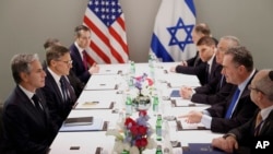 토니 블링컨(맨 왼쪽) 국무장관을 비롯한 미 당국자들이 9일 텔아비브에서 이스라엘 카츠(오른쪽 두번째) 외무장관 등 이스라엘 당국자들과 회담하고 있다.