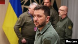 Presiden Ukraina Volodymyr Zelenskiy menghadiri KTT para pemimpin NATO di Vilnius, Lithuania 12 Juli 2023. (REUTERS/Yves Herman)