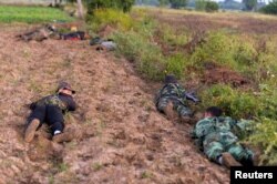 Pasukan Tentara Pembebasan Rakyat sedang bertempur melawan tentara junta militer Myanmar di Wilayah Sagaing, 23 November 2023. (Foto: Stringer/Reuters)